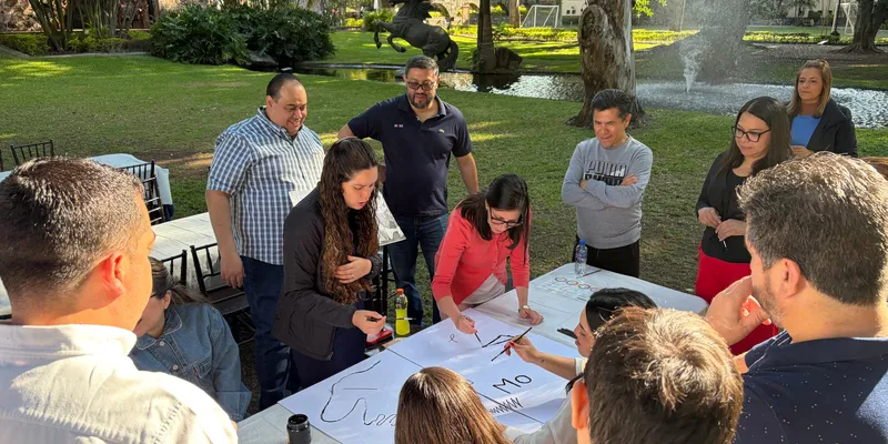 Equipo realizando una actividad de trabajo colaborativo en un espacio exterior para team building