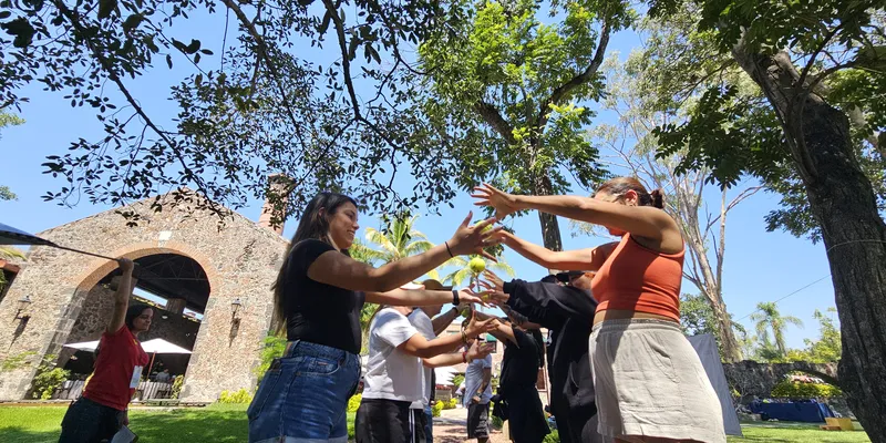 Equipo participando en una actividad de team building en una hacienda en México