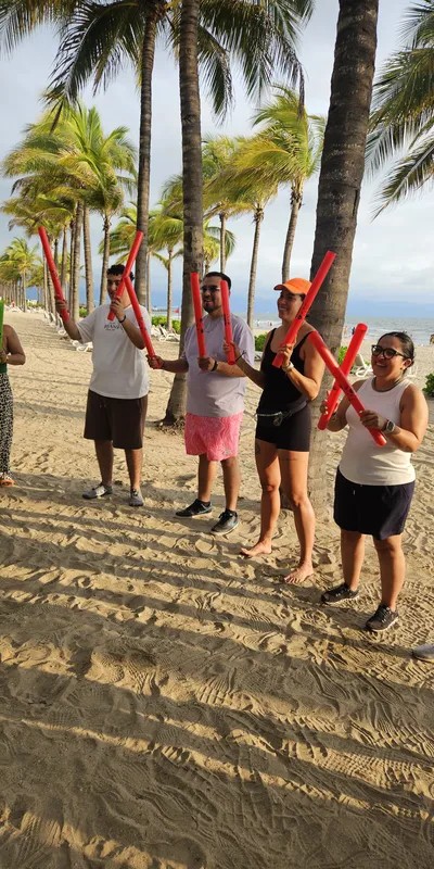 Participantes en una actividad de team building en la playa en México