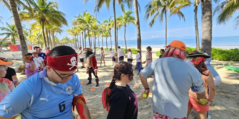 Grupo participando en un team building en un destino de playa en México