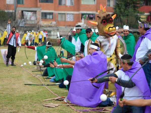 Equipo participando en una dinámica de team building temático al aire libre