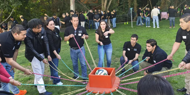 Grupo resolviendo una dinámica de coordinación en un team building empresarial