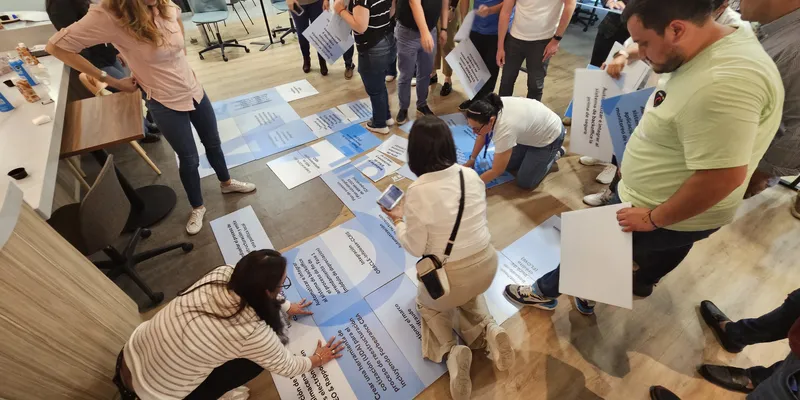 Equipo participando en una dinámica colaborativa de team building en interior