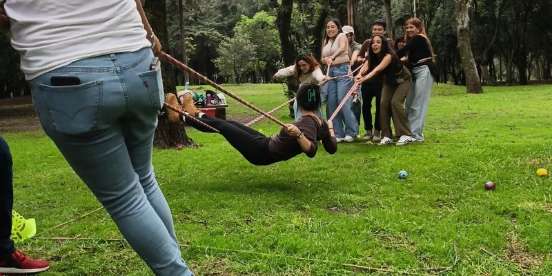 Participantes en una actividad de integración de team building al aire libre