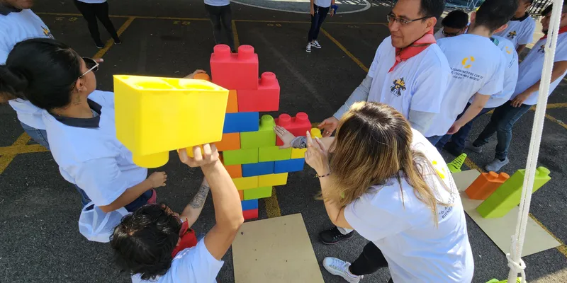 Equipo realizando una dinámica constructiva de team building para una convención