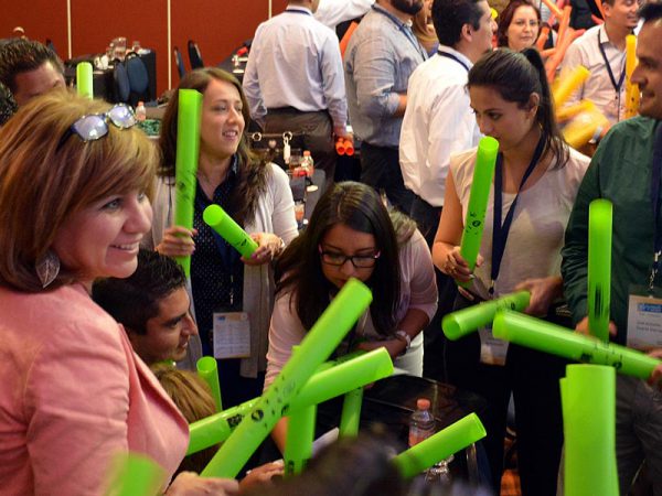 Equipo participando en una dinámica corta de team building para juntas y convenciones