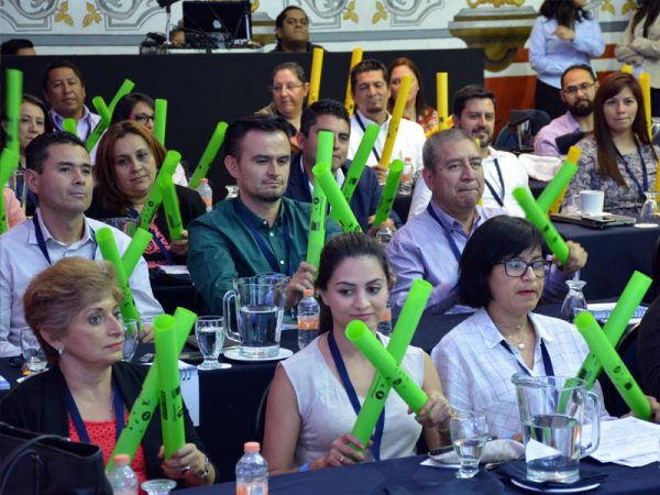 Participantes en una pausa activa de team building durante una convención empresarial