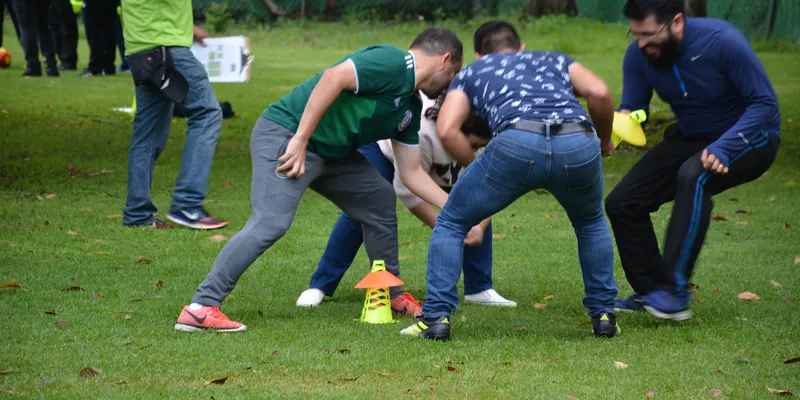team-building-outdoor-empresas-mexico Actividad de team building outdoor para empresas en México con equipo participando en una dinámica al aire libre