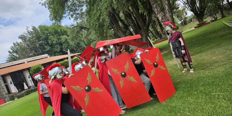 Colaboradores realizando un team building temático de inspiración romana